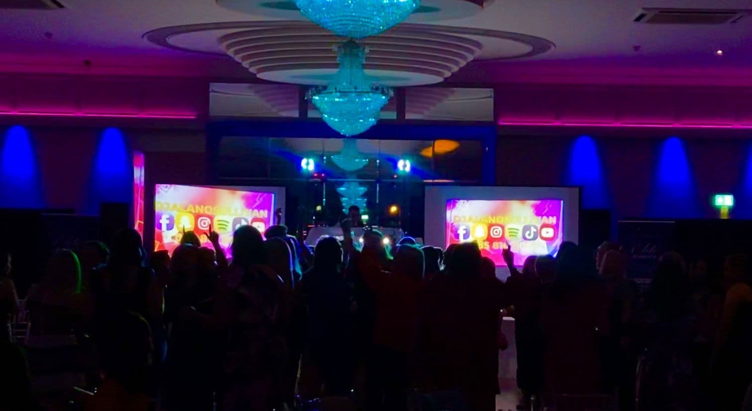 Packed dancefloor at a Cork wedding with DJ Alan O'Sullivan